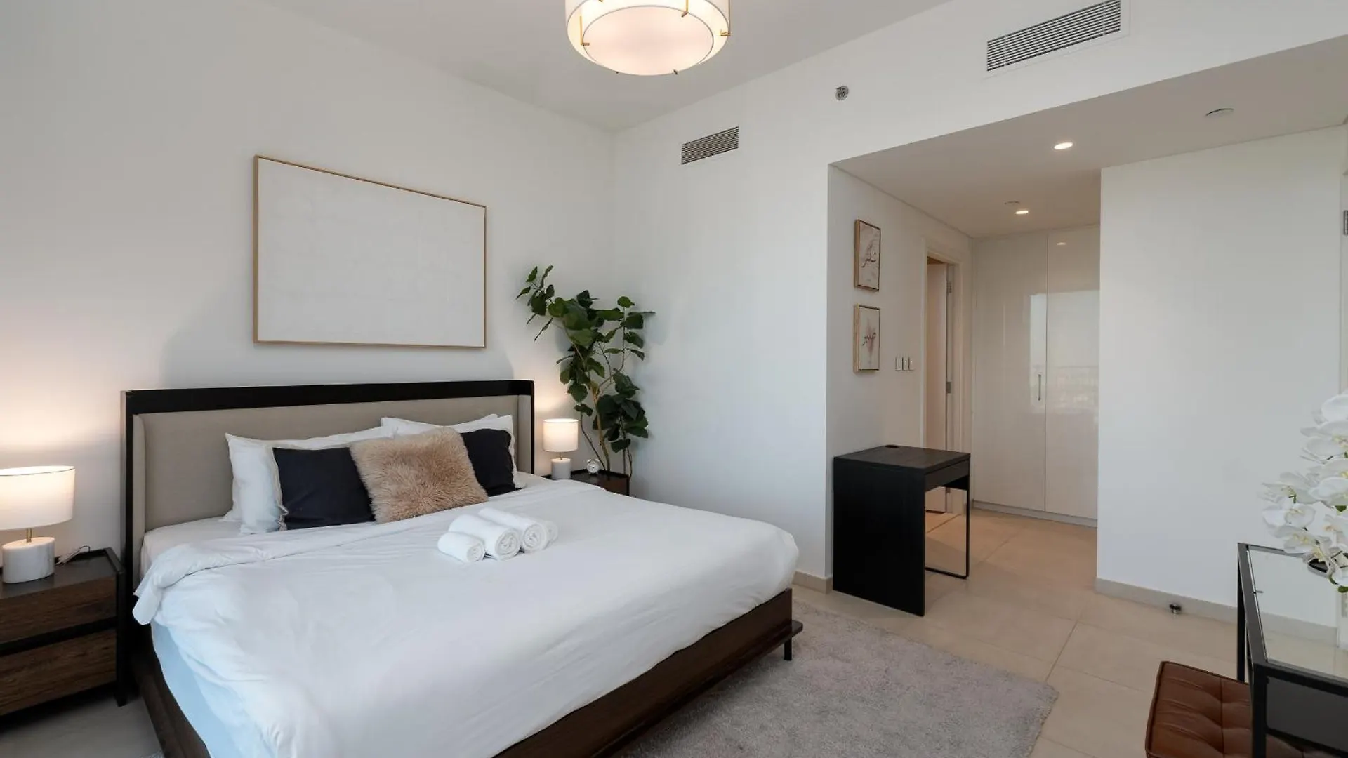 Downtown Views II City View, Downtown Dubai - Mint Stay Apartamento